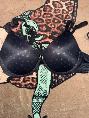 Victoria's Secret Black Star-Print T-Shirt Bra